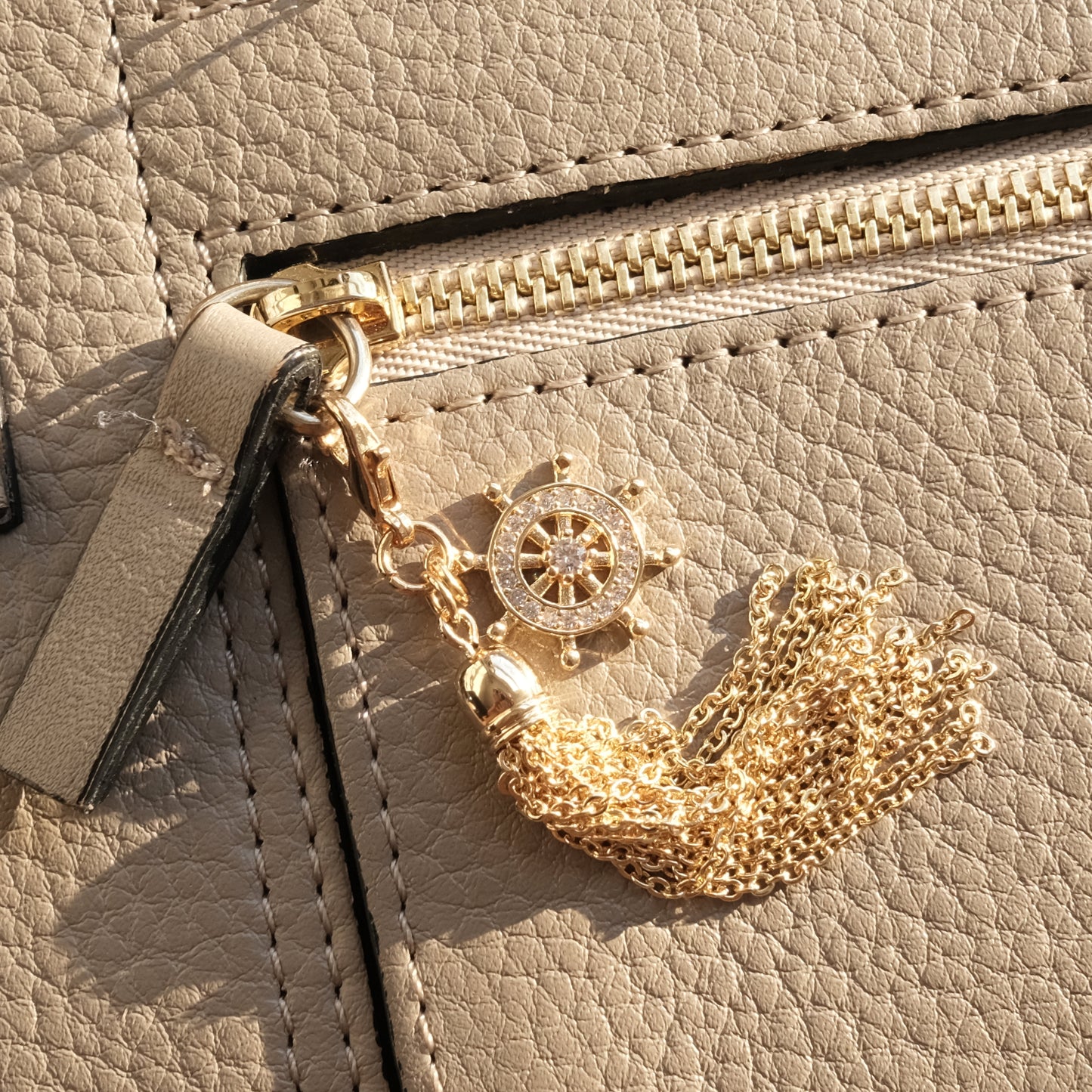 Helm Glow Lil-Charmlet